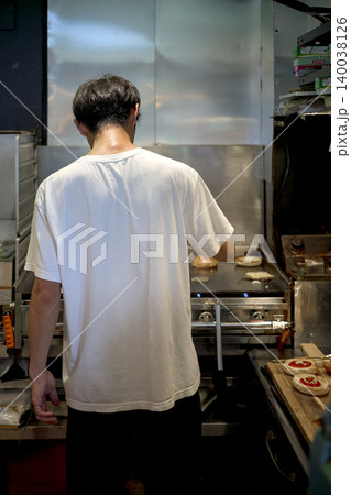 バンズを焼く男性 バンズを焼く男性 140038126
