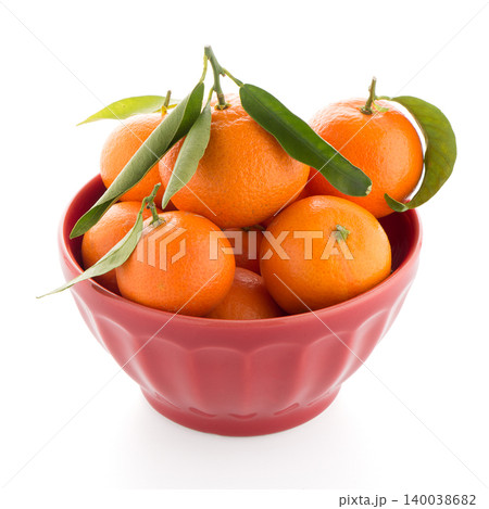 Tangerines on ceramic red bowl Tangerines on ceramic red bowl 140038682