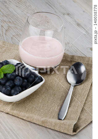Yogurt with fresh blueberries Yogurt with fresh blueberries 140038778