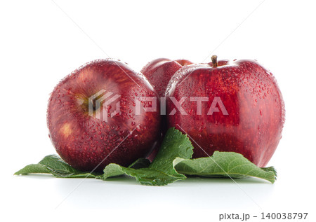 Ripe red apples 140038797