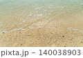 沖縄ニライビーチの透明度の高い美しい海水とサンゴ礁の白い砂浜の波打ち際（沖縄・読谷村） 140038903