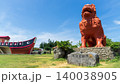青空と沖縄県読谷村の残波岬公園にある日本一巨大なシーサー「残波大獅子」 140038905