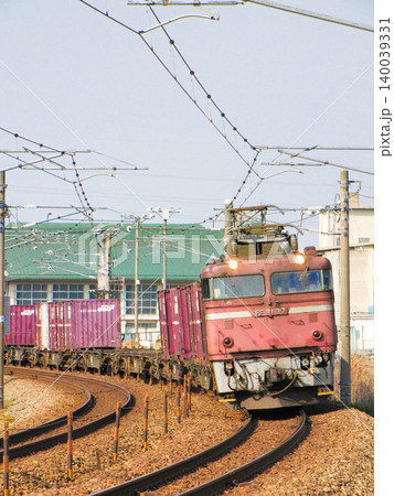 旧北陸本線のカーブを力強く曲がる国鉄色のEF81形電気機関車(ローピン釜)が牽引する貨物列車 旧北陸本線のカーブを力強く曲がる国鉄色のEF81形電気機関車(ローピン釜)が牽引する貨物列車 140039331