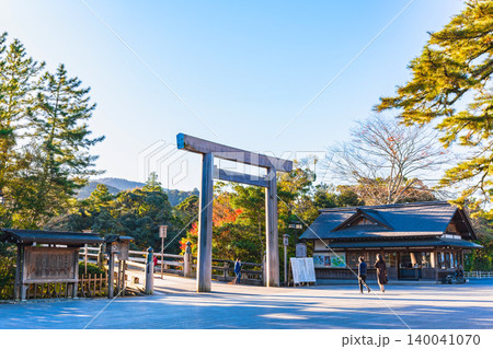伊勢神宮内宮 朝日に照らされた宇治橋鳥居 伊勢神宮内宮 朝日に照らされた宇治橋鳥居 140041070
