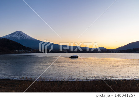 冬の山梨県富士河口湖町　夕暮れの富士山と河口湖 140041257