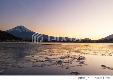 冬の山梨県富士河口湖町 夕暮れの富士山と河口湖 冬の山梨県富士河口湖町 夕暮れの富士山と河口湖 140041260