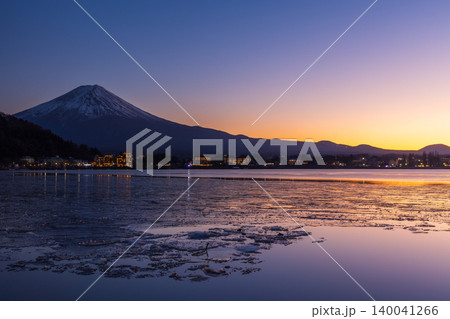 冬の山梨県富士河口湖町 夕暮れの富士山と河口湖 冬の山梨県富士河口湖町 夕暮れの富士山と河口湖 140041266