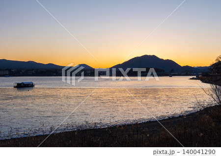 冬の山梨県富士河口湖町　夕暮れの河口湖 140041290