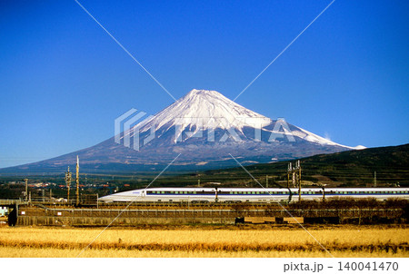 快晴の富士山を背景に東海道新幹線を走る500系電車の美しい横位置の鉄道風景写真 140041470