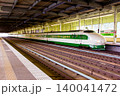 上毛高原駅の屋根の下に停車する緑の帯の200系上越新幹線電車のノスタルジックな横位置編成写真 140041472