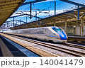 夏の晴天の熊谷駅通過線を高速で駆け抜ける北陸新幹線E7系・W7系電車の美しい横位置フル編成写真 140041479