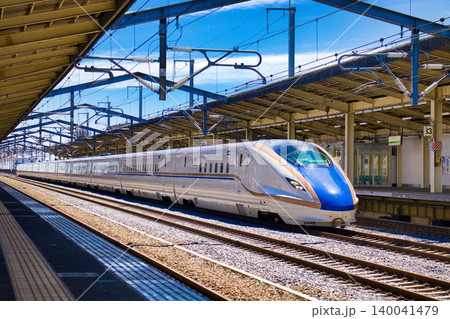 夏の晴天の熊谷駅通過線を高速で駆け抜ける北陸新幹線E7系・W7系電車の美しい横位置フル編成写真 夏の晴天の熊谷駅通過線を高速で駆け抜ける北陸新幹線E7系・W7系電車の美しい横位置フル編成写真 140041479