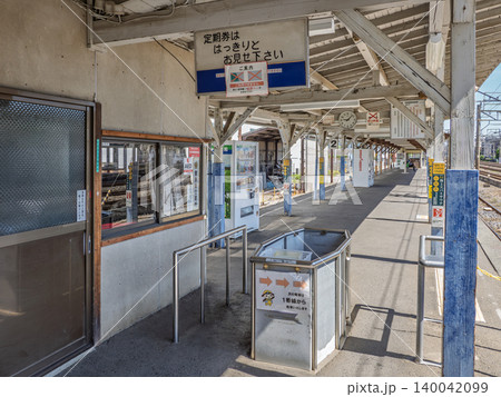 流鉄流山線・馬橋駅の駅事務室と改札口 140042099