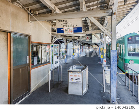 流鉄流山線・馬橋駅の改札口と駅事務室 流鉄流山線・馬橋駅の改札口と駅事務室 140042100