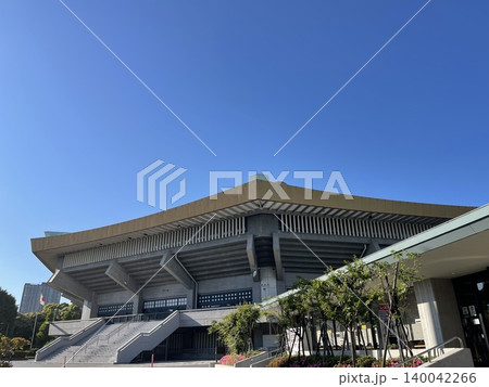 1964年東京オリンピックの柔道競技会場として建設された日本武道館 140042266
