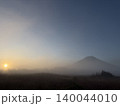 朝日　幻想的な富士山 140044010