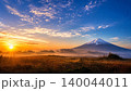 朝日に雲海と富士山 140044011