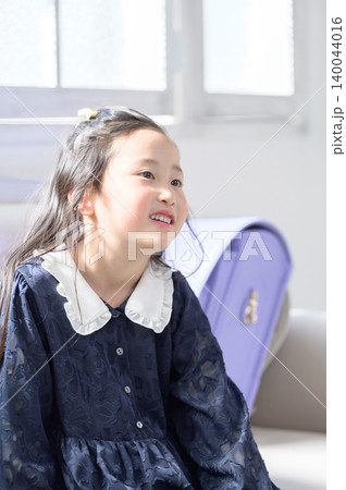 笑顔で話す日本人の女の子 140044016