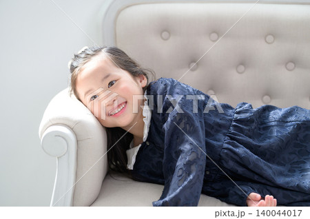 ソファにもたれてリラックスする日本人の女の子 ソファにもたれてリラックスする日本人の女の子 140044017