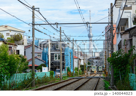 東京スカイツリーを望む都電荒川線の風景 東京スカイツリーを望む都電荒川線の風景 140044023