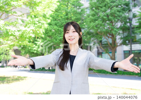 両手を広げる日本人女性 140044076