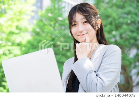 ノートパソコンを見て考える日本人女性 ノートパソコンを見て考える日本人女性 140044078