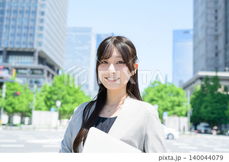 ビル街でノートパソコンを使う日本人女性 ビル街でノートパソコンを使う日本人女性 140044079