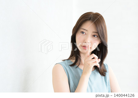 口元に手を当てる日本人女性 口元に手を当てる日本人女性 140044126