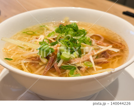 ネギチャーシュー麺。たっぷりのネギとチャーシューをトッピングしたラーメン。透き通ったスープ。 ネギチャーシュー麺。たっぷりのネギとチャーシューをトッピングしたラーメン。透き通ったスープ。 140044226