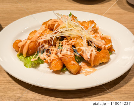 エビマヨ。マヨネーズソースがかかった揚げた海老料理。 エビマヨ。マヨネーズソースがかかった揚げた海老料理。 140044227