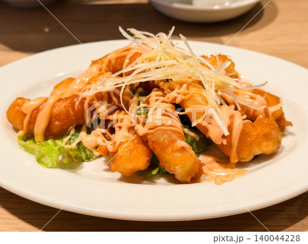 エビマヨ。マヨネーズソースがかかった揚げた海老料理。 エビマヨ。マヨネーズソースがかかった揚げた海老料理。 140044228
