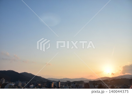 日本の岐阜県の高山市 市街地中心部の町並みと美しい夕日 高層ビルからの俯瞰写真 日本の岐阜県の高山市 市街地中心部の町並みと美しい夕日 高層ビルからの俯瞰写真 140044375