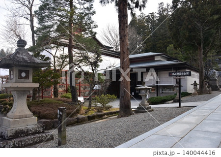 日本の岐阜県の高山市 櫻山八幡宮の参道と建物 春の高山祭期間中の朝の様子 日本の岐阜県の高山市 櫻山八幡宮の参道と建物 春の高山祭期間中の朝の様子 140044416