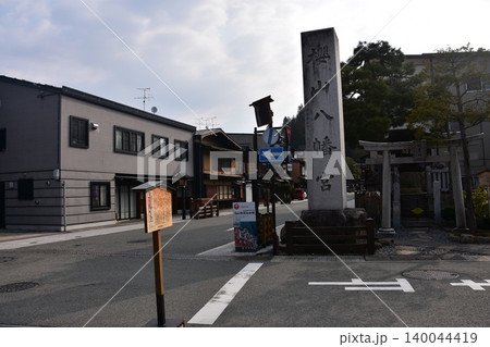 日本の岐阜県の高山市 櫻山八幡宮の石碑と周辺の街並み 春の高山祭期間中の朝の様子 日本の岐阜県の高山市 櫻山八幡宮の石碑と周辺の街並み 春の高山祭期間中の朝の様子 140044419