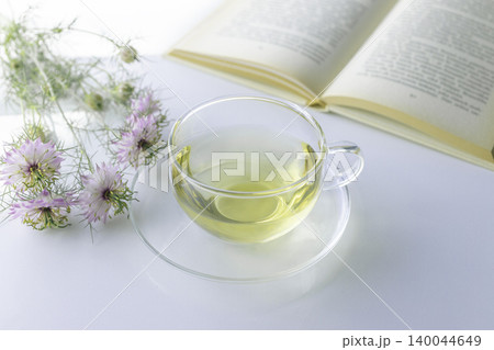 ピンクのニゲラとハーブティーと読書時間 ナチュラルな暮らし ピンクのニゲラとハーブティーと読書時間 ナチュラルな暮らし 140044649