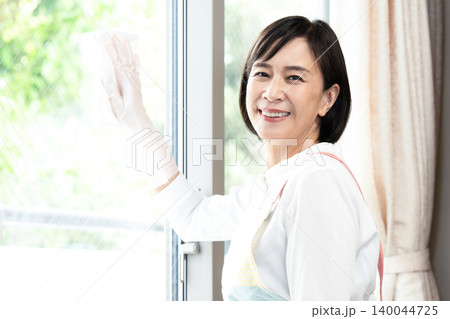 窓の掃除をする女性 窓の掃除をする女性 140044725