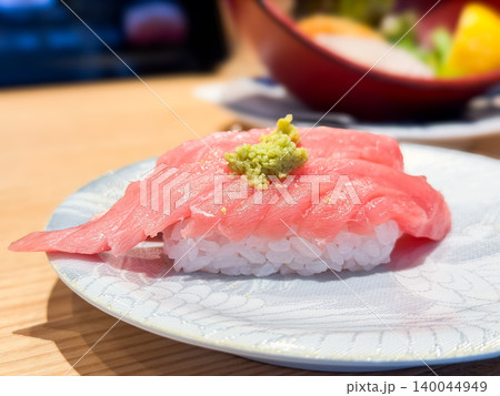 わさびをトッピングした本鮪の中トロの握り寿司。 わさびをトッピングした本鮪の中トロの握り寿司。 140044949