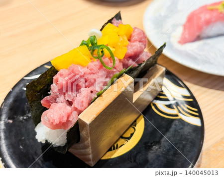 トロたく手巻き。酢飯の上にねぎとろと沢庵が乗っている手巻き寿司。 トロたく手巻き。酢飯の上にねぎとろと沢庵が乗っている手巻き寿司。 140045013