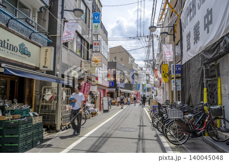 東京都目黒区の都市風景 学芸大学駅東口商店街 東京都目黒区の都市風景 学芸大学駅東口商店街 140045048