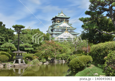 大阪城の天守閣と日本庭園 大阪城の天守閣と日本庭園 140045061
