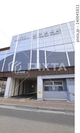 東武鉄道伊勢崎線の新伊勢崎駅、東口と東口側から見た駅舎 東武鉄道伊勢崎線の新伊勢崎駅、東口と東口側から見た駅舎 140045811