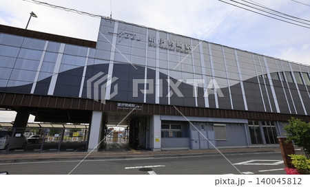 東武鉄道伊勢崎線の新伊勢崎駅、東口と東口側から見た駅舎 東武鉄道伊勢崎線の新伊勢崎駅、東口と東口側から見た駅舎 140045812