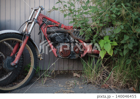 長年放置され朽ちたモトクロスバイクを真横から捉えた写真 長年放置され朽ちたモトクロスバイクを真横から捉えた写真 140046455