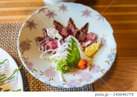 美しい絵皿に盛り付けられた和牛のたたきと鮮やかな薬味 美しい絵皿に盛り付けられた和牛のたたきと鮮やかな薬味 140046779