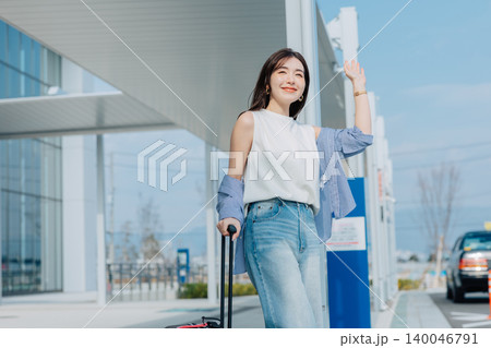 旅先でタクシーを待つ女性 「撮影協力:神戸空港(UKB)」 旅先でタクシーを待つ女性 「撮影協力:神戸空港(UKB)」 140046791
