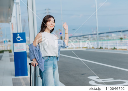 旅先でタクシーを待つ女性　「撮影協力：神戸空港（UKB）」 140046792
