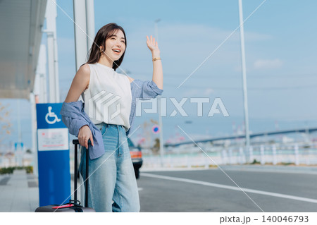 旅先でタクシーを待つ女性　「撮影協力：神戸空港（UKB）」 140046793