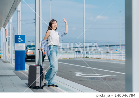 旅先でタクシーを待つ女性 「撮影協力:神戸空港(UKB)」 旅先でタクシーを待つ女性 「撮影協力:神戸空港(UKB)」 140046794