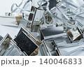 横いっぱいに広がるシルバーのダブルクリップの山。大量の書類管理やオフィスのインフラを表現する背景素材 140046833