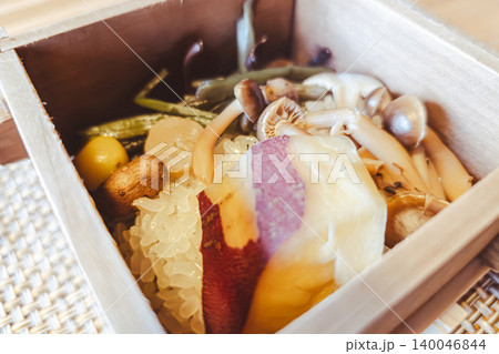 木箱に入ったむかごときのこがたっぷり詰まった秋の炊き込みご飯 木箱に入ったむかごときのこがたっぷり詰まった秋の炊き込みご飯 140046844